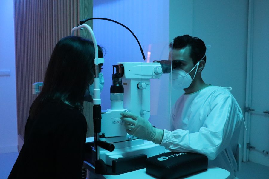 Dr Villoria frenando la tension ocular del glaucoma con el laser SLT
