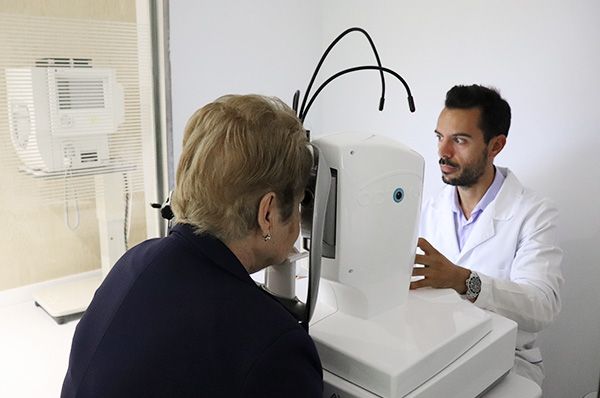 Paciente siendo diagnósticada con tecnología Angio-OCT por el Dr Daniel Villoria