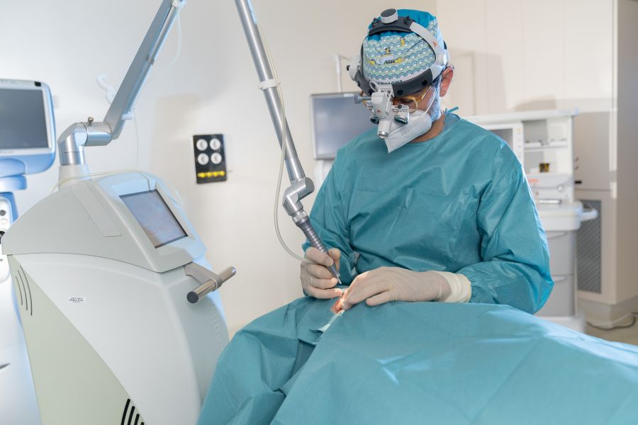 Operación Blefaroplastia láser a paciente
