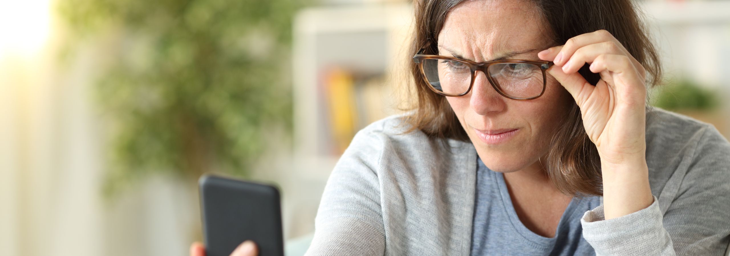 Mujer con problemas de visión