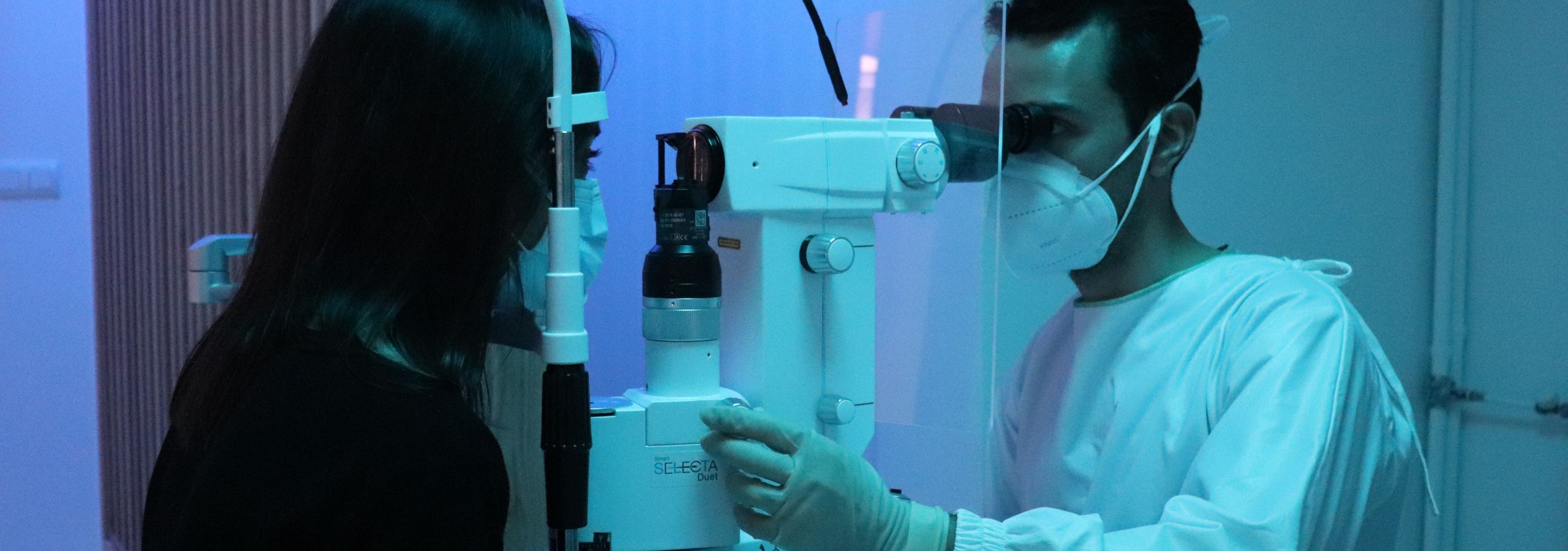 Dr Villoria frenando la tension ocular del glaucoma con el laser SLT
