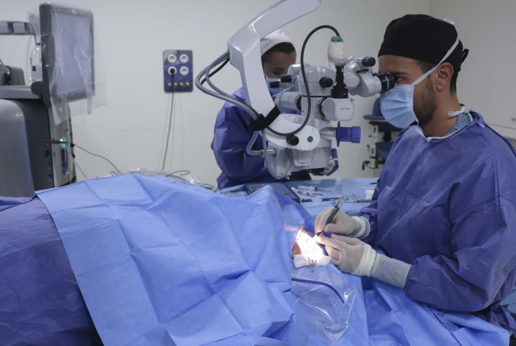 Médico oftalmologo Daniel Villoria operando una catarata