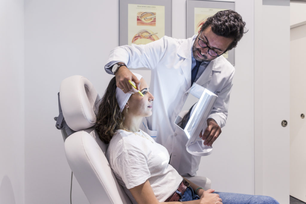 Paciente y doctor en consulta de postoperatorio blefaroplastia láser